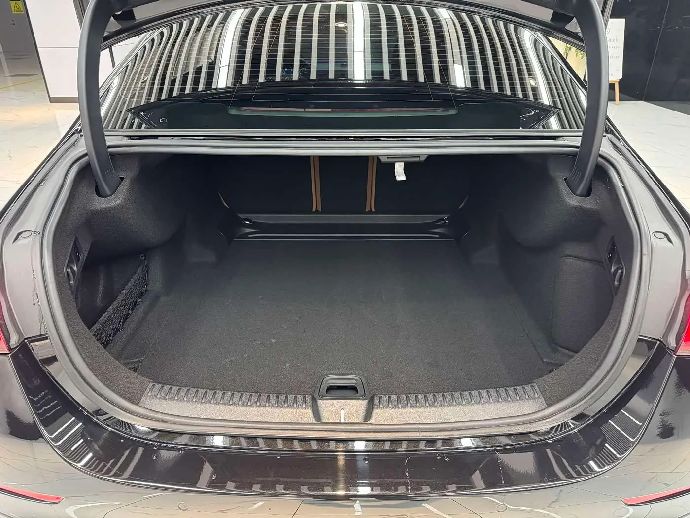 Mercedes-Benz E-Class 2024 — Photo 15/16