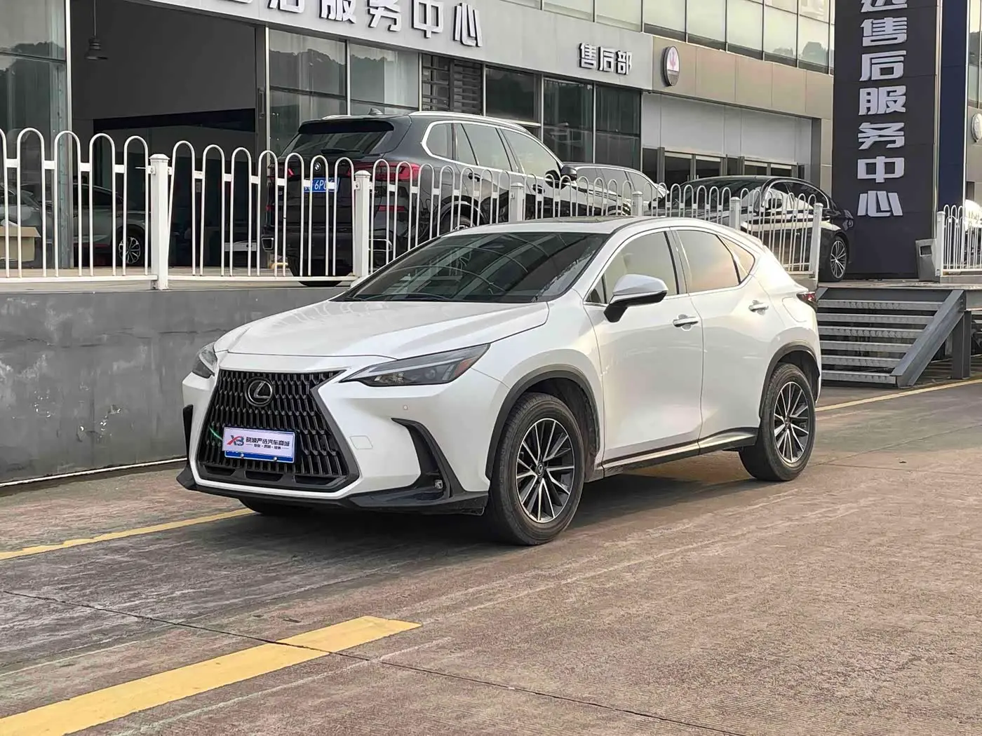 Lexus NX 2022 — Фото 1/17