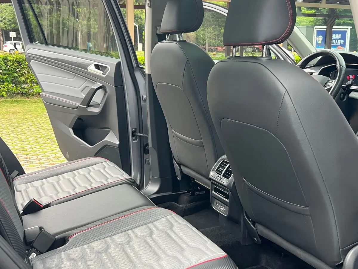 Volkswagen Tiguan L PHEV 2021 — Şəkil 9/16