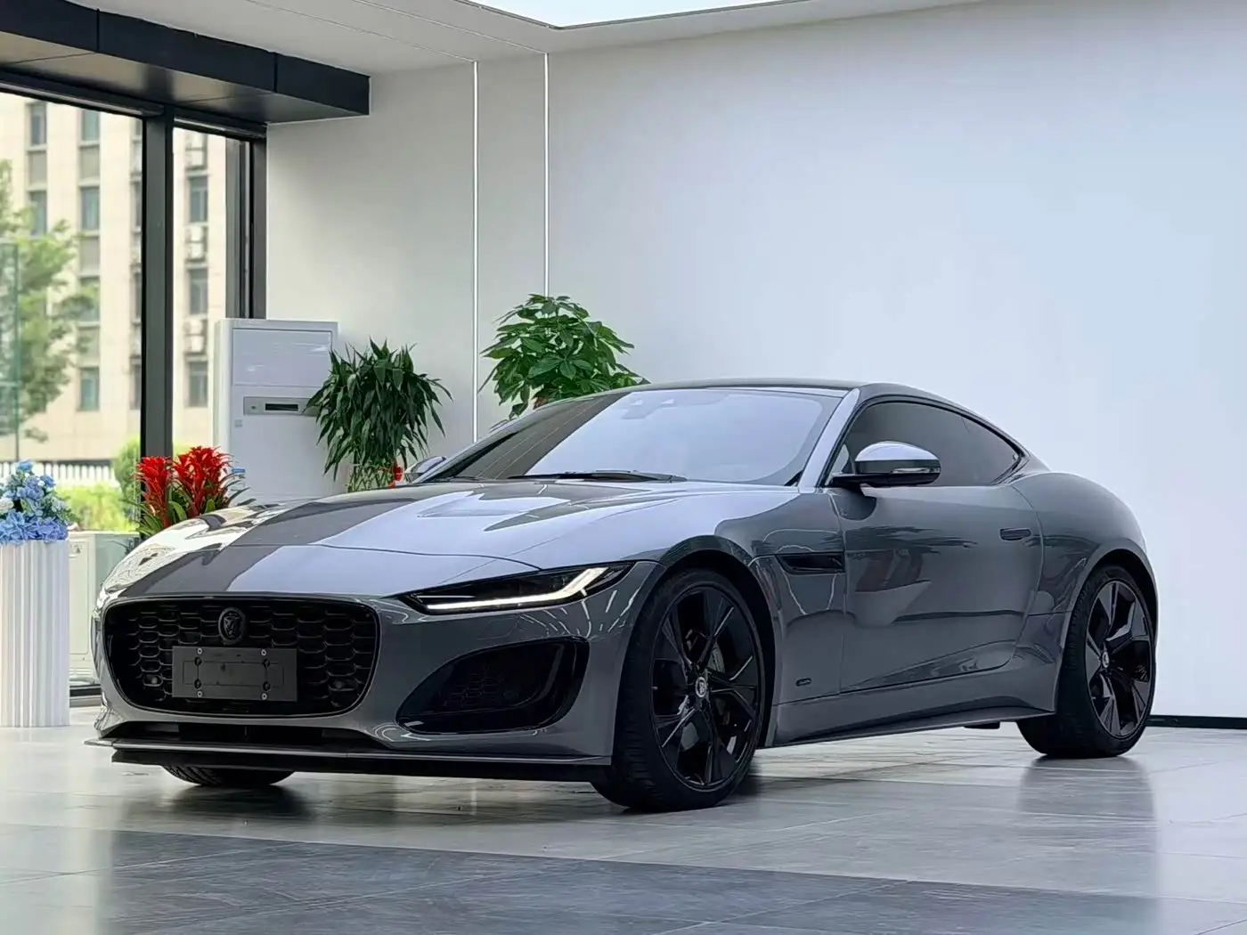Jaguar F-TYPE, 2024