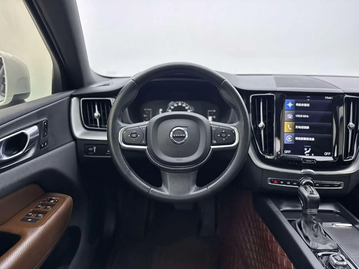 Volvo XC60 2021 — Фото 12/16