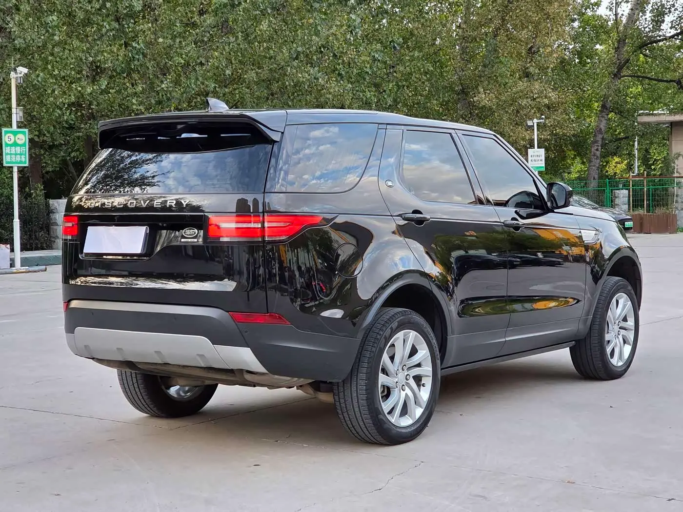 Land Rover Discovery 2018 — Photo 4/20