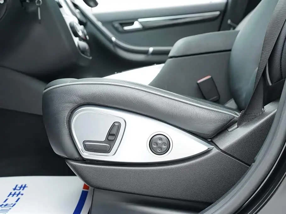 Mercedes-Benz R-Class 2017 — Photo 7/20