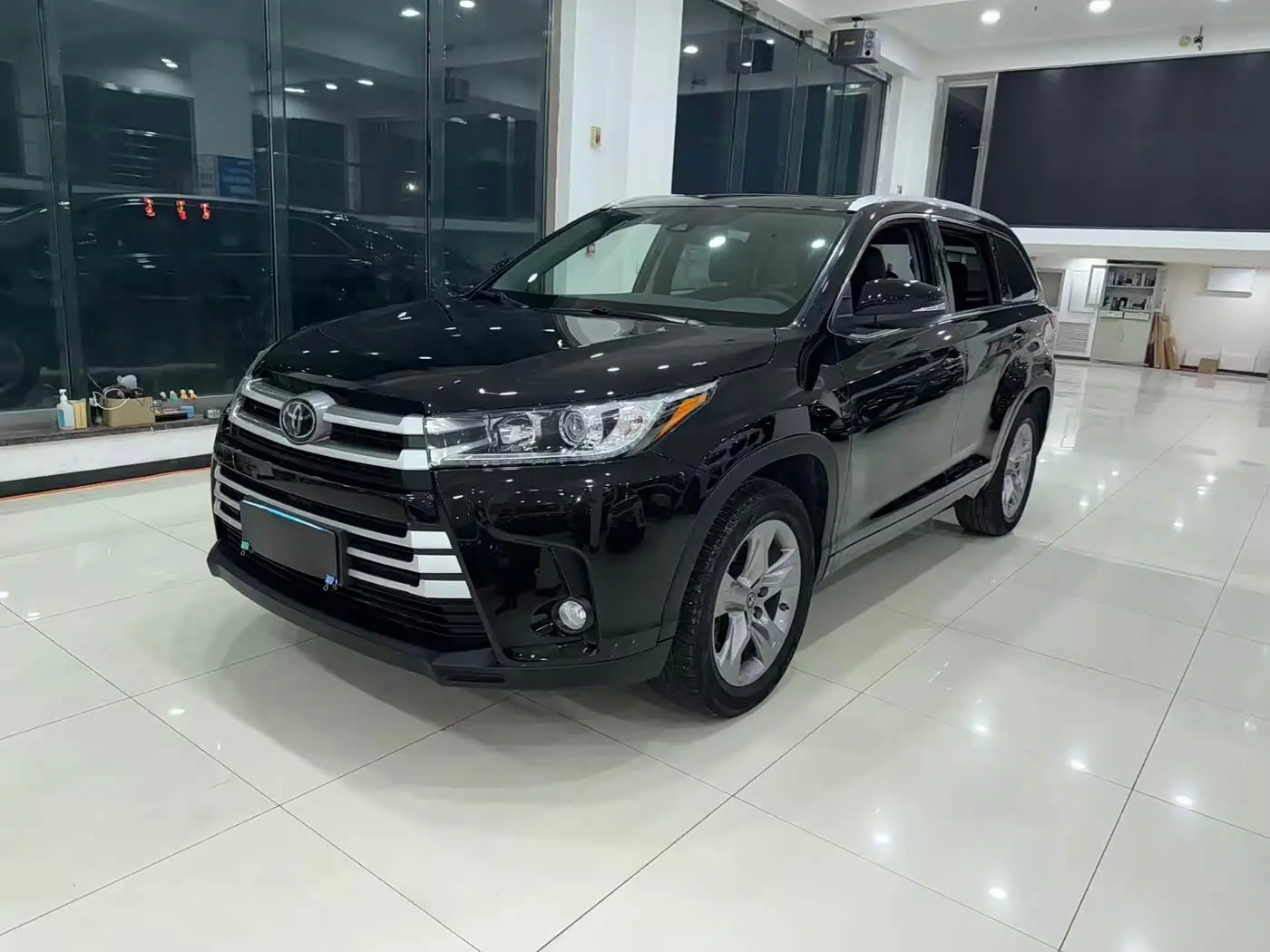 Toyota Highlander 2021 — Фото 1/18