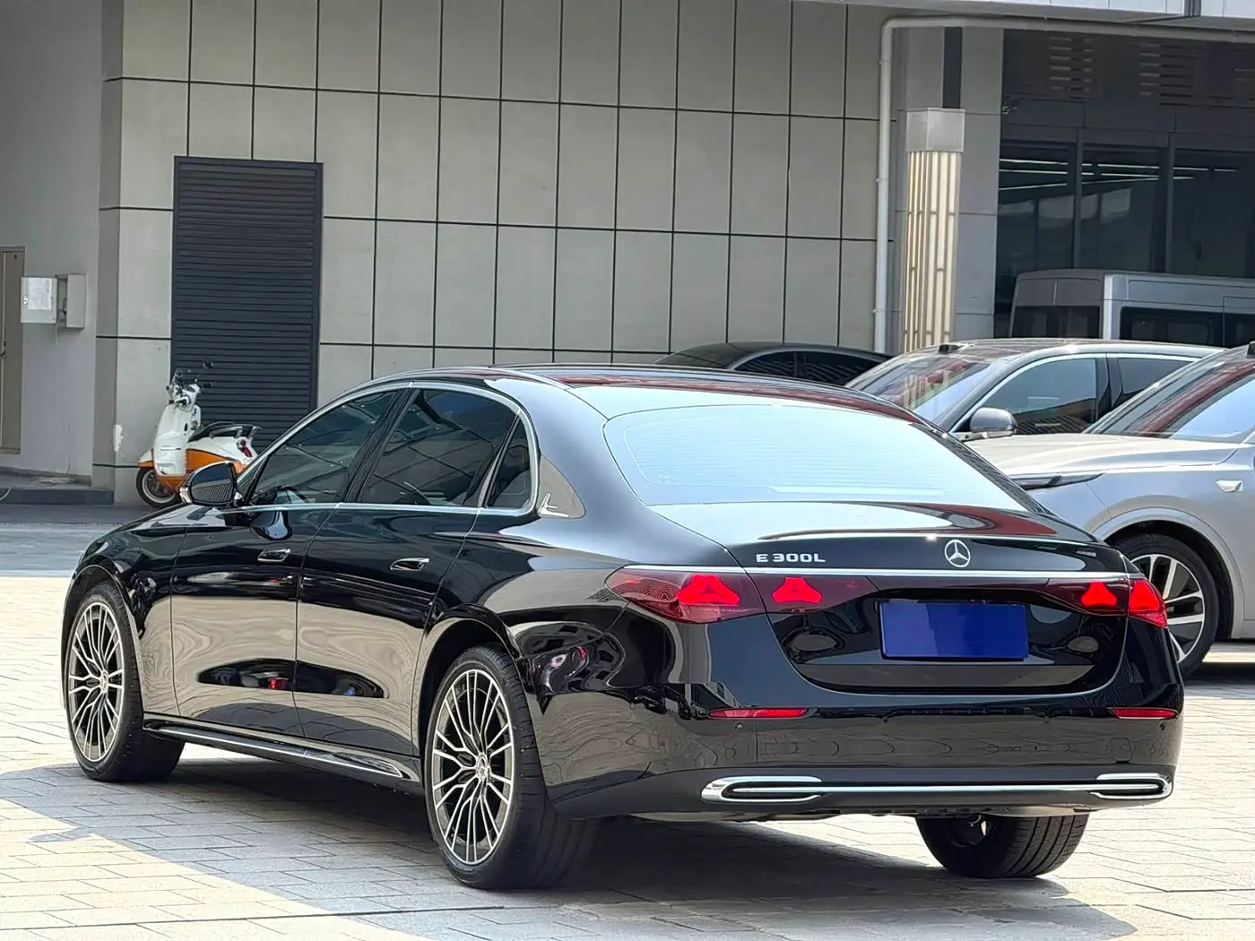 Mercedes-Benz E-Class 2025 — Photo 11/12