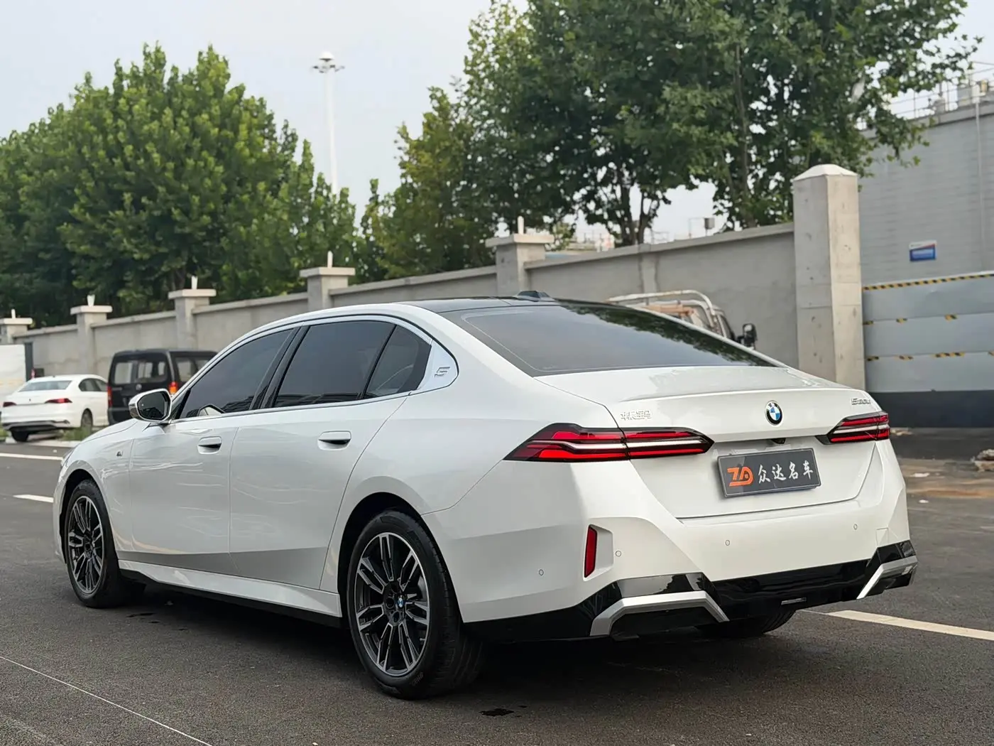 BMW 5 Series 2025 — Photo 15/17