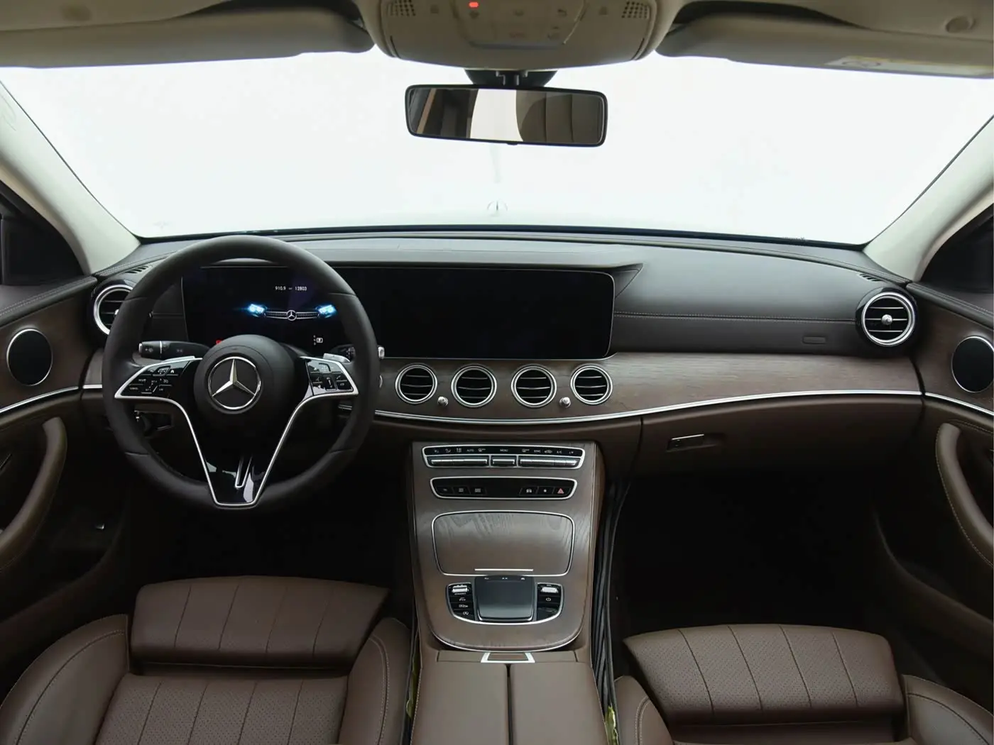 Mercedes-Benz E-Class 2023 — Photo 15/20