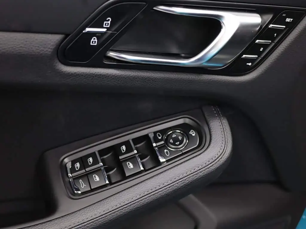 Porsche Macan 2023 — Photo 6/20