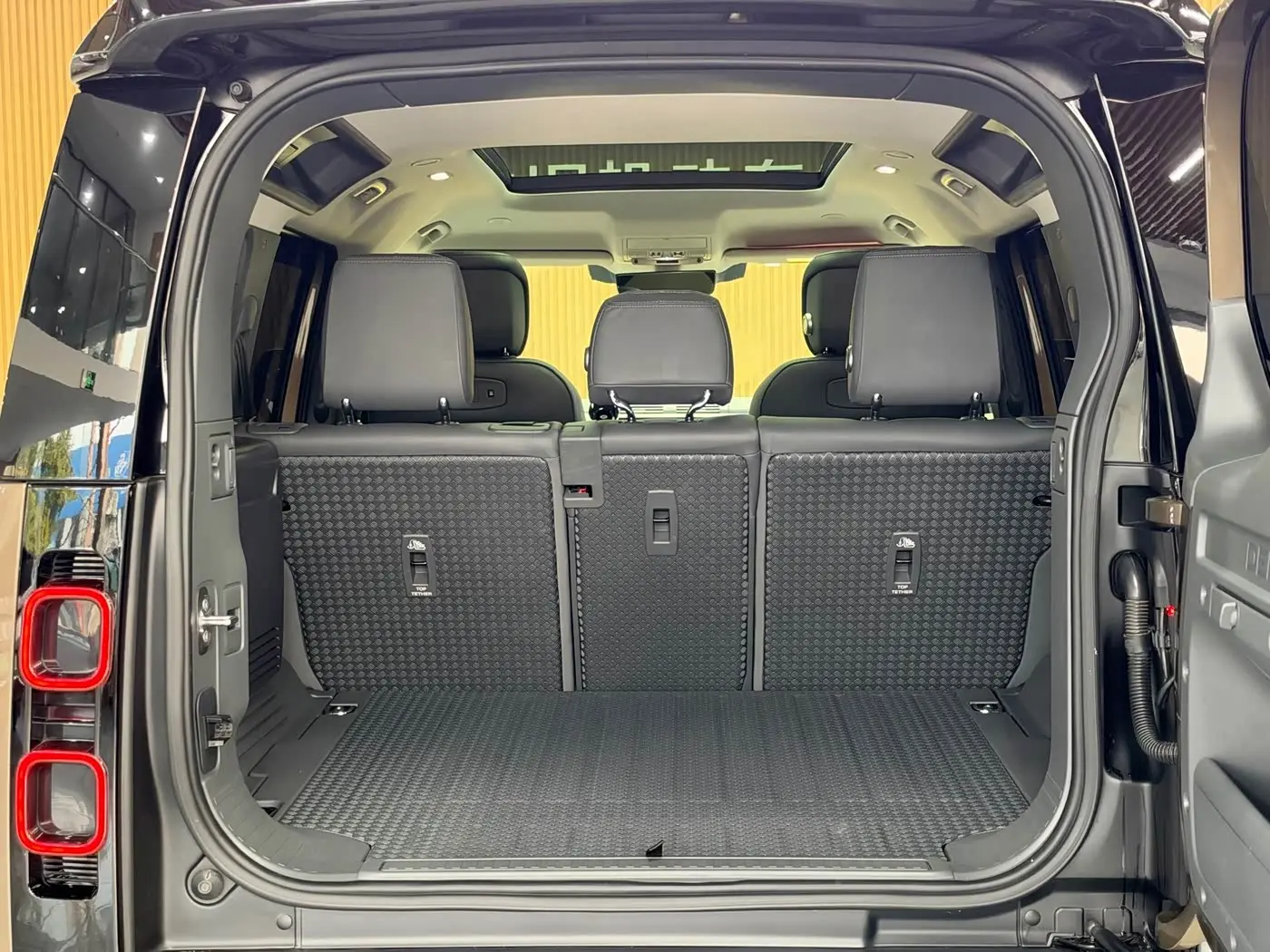 Land Rover Defender 2021 — Photo 16/16