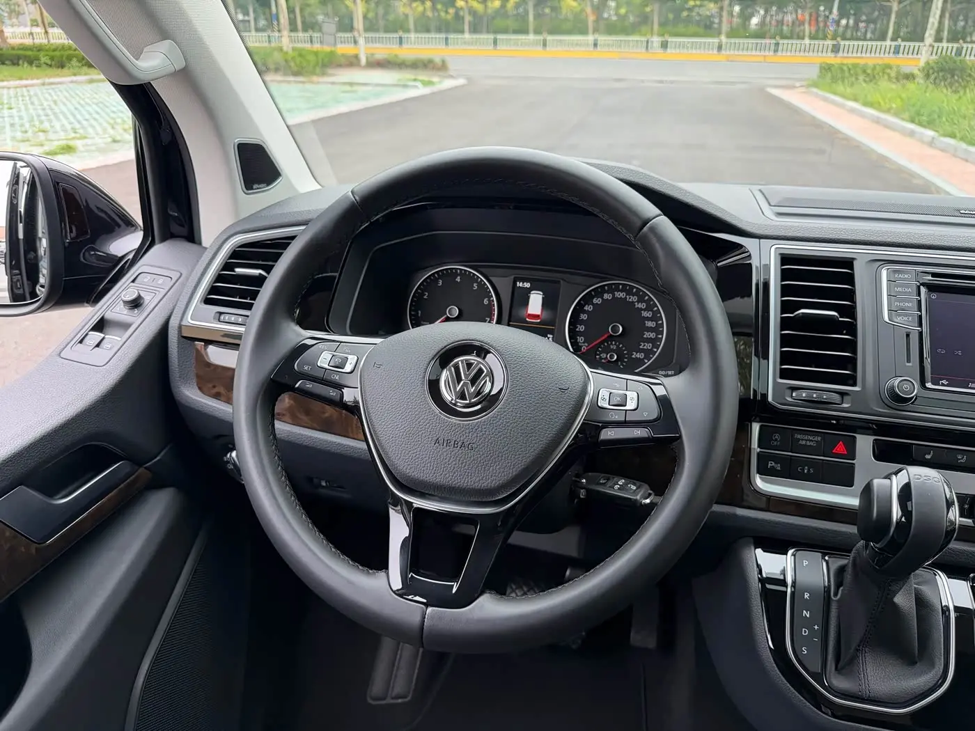 Volkswagen Multivan 2019 — Фото 10/20