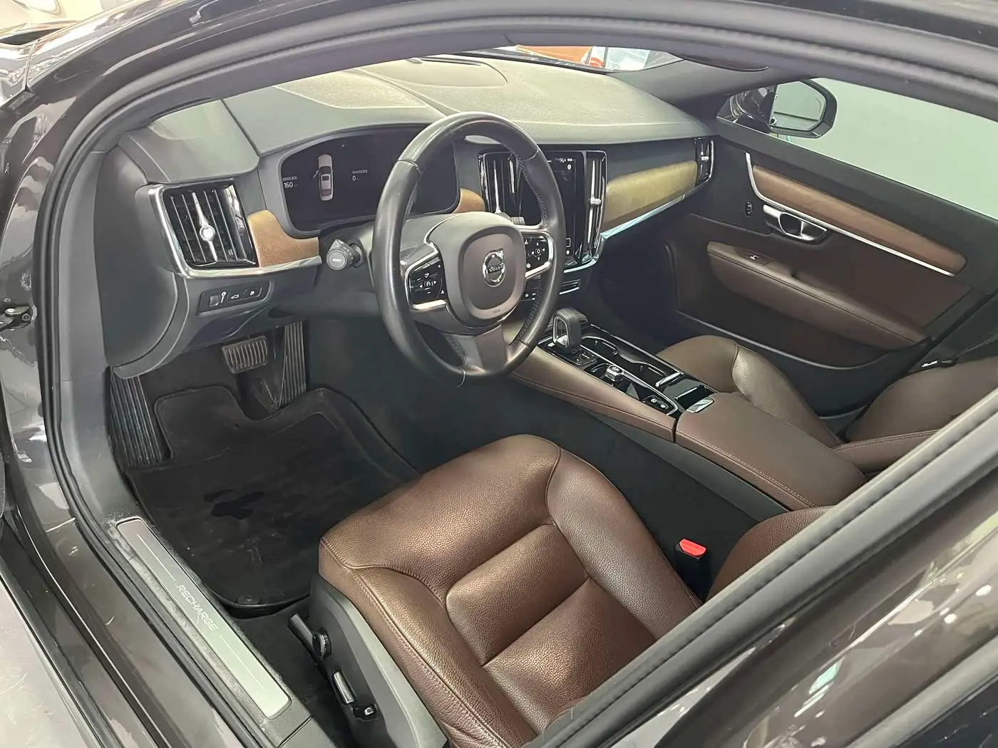 Volvo S90 Plug-in Hybrid 2021 — Фото 17/20