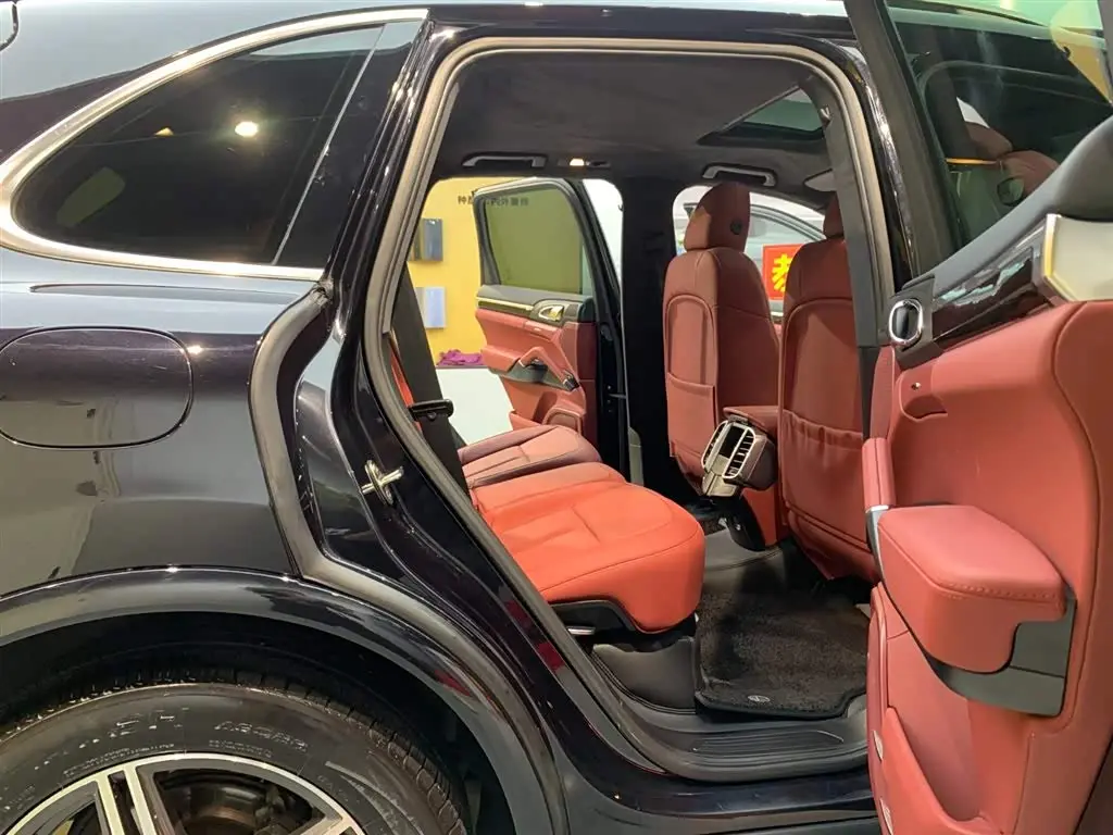 Porsche Cayenne 2012 — Photo 11/20