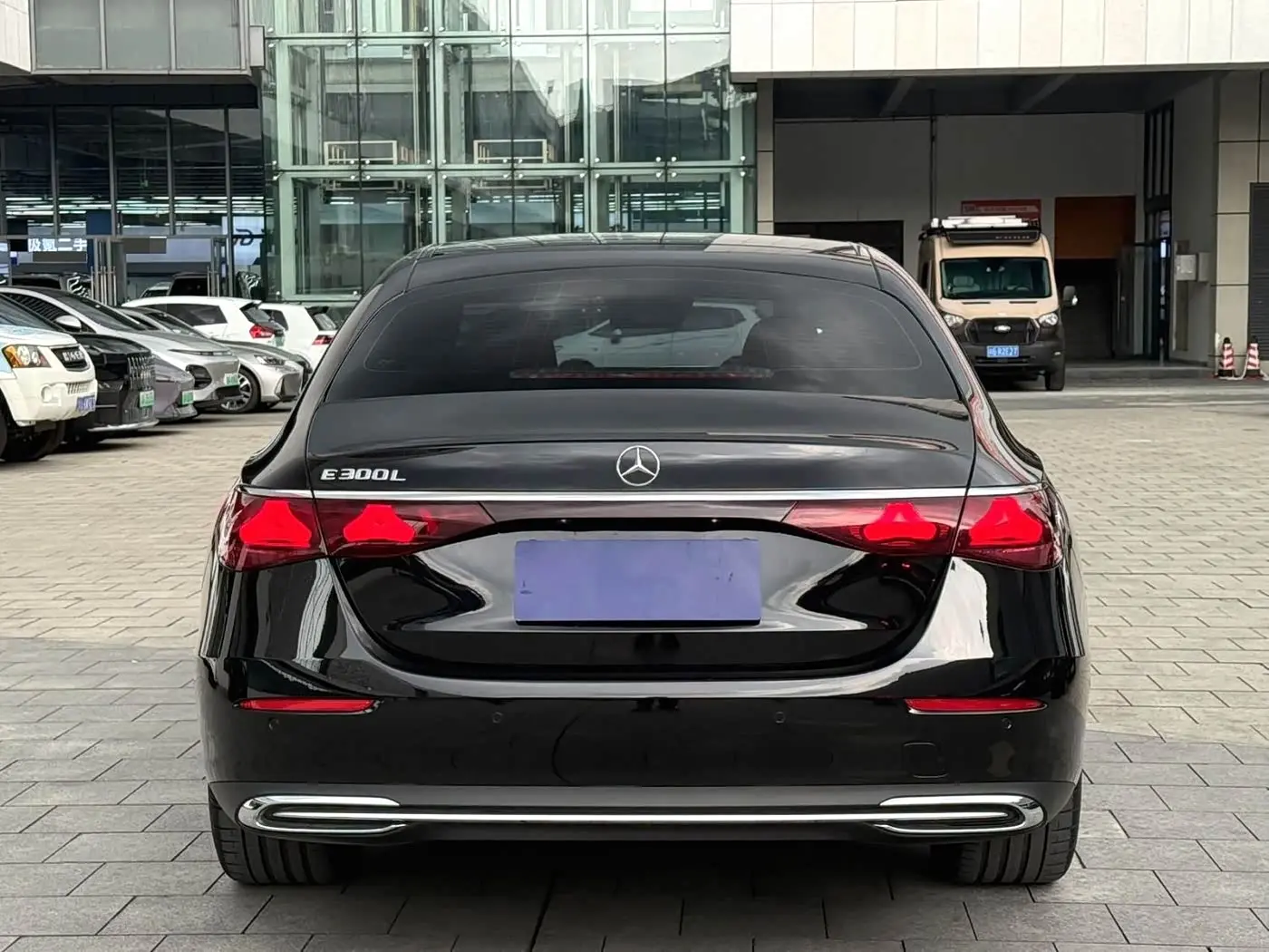 Mercedes-Benz E-Class 2025 — Фото 8/9