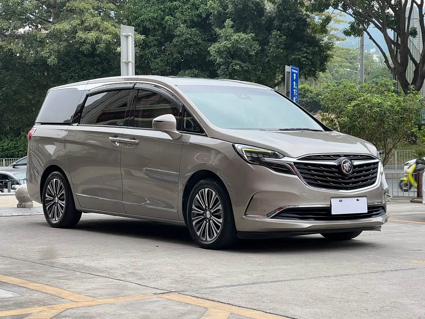 Buick GL8 2022 — Photo 3/18