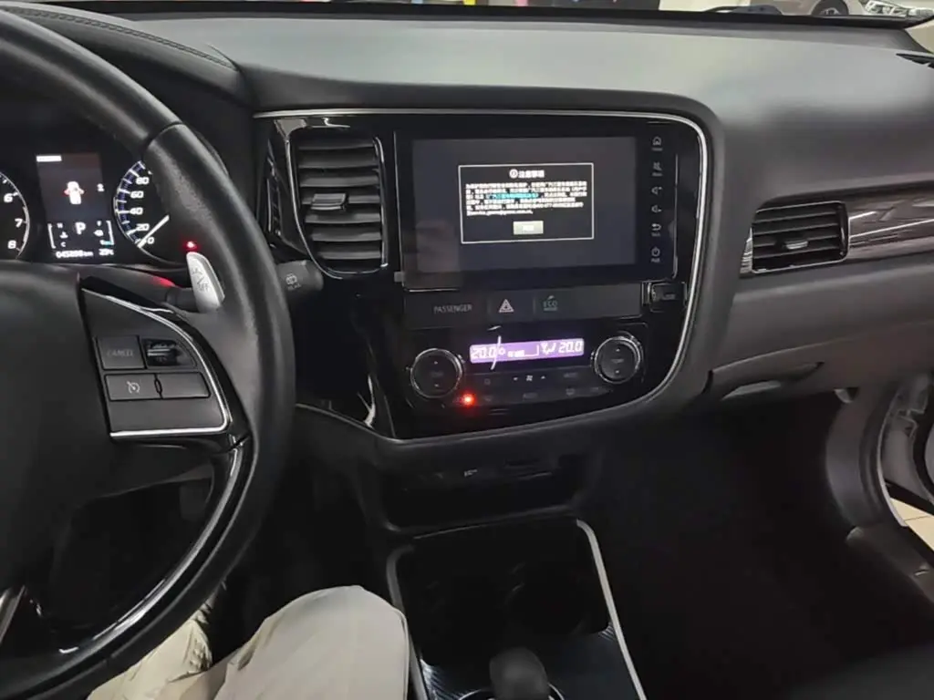 Mitsubishi Outlander 2021 — Photo 13/20