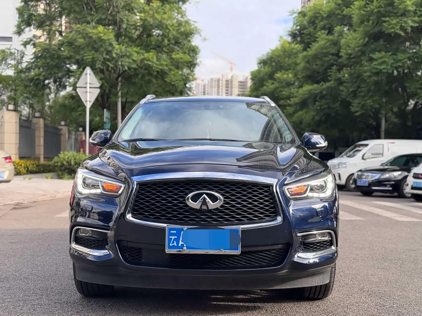 Infiniti QX60 2021 — Photo 1/9