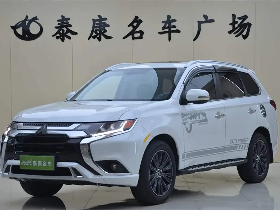 Mitsubishi Outlander 2022 — Photo 1/16