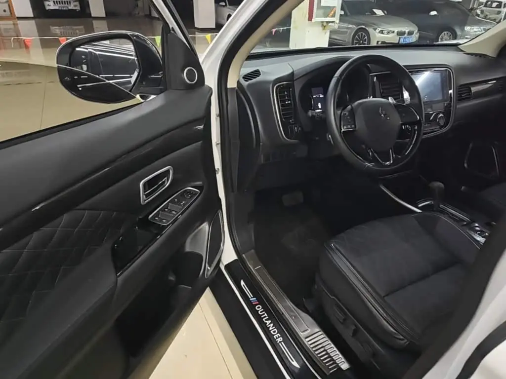 Mitsubishi Outlander 2021 — Photo 16/20