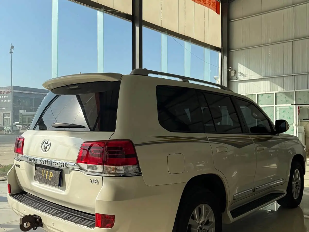 Toyota Land Cruiser 2017 — Photo 6/9