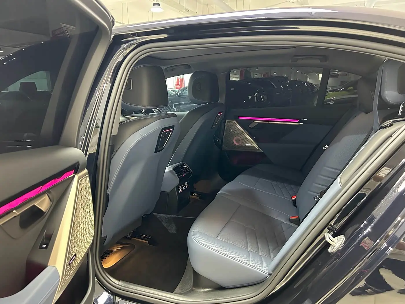 BMW 5 Series 2024 — Photo 8/16