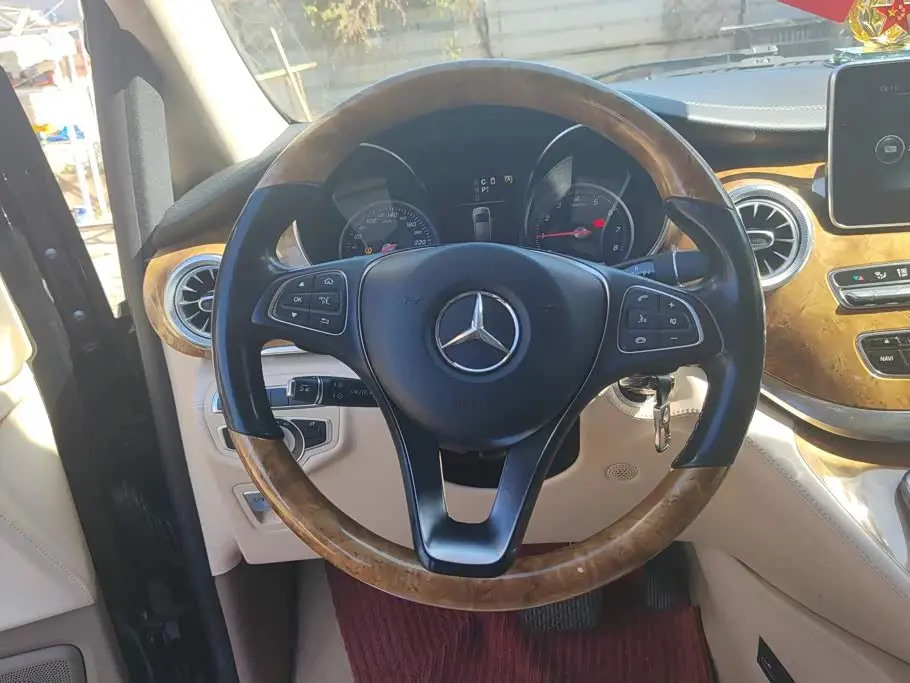 Mercedes-Benz V-Class 2020 — Photo 15/16