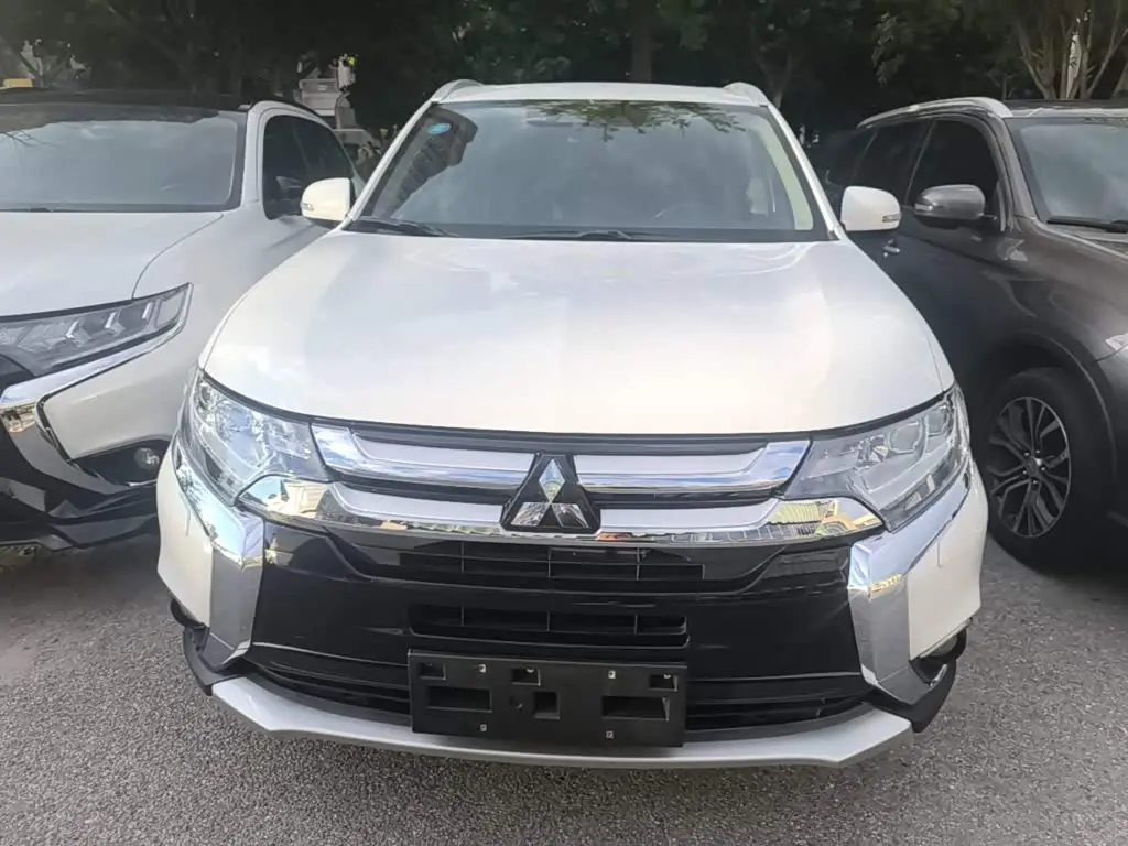 Mitsubishi Outlander 2019 — Photo 3/20
