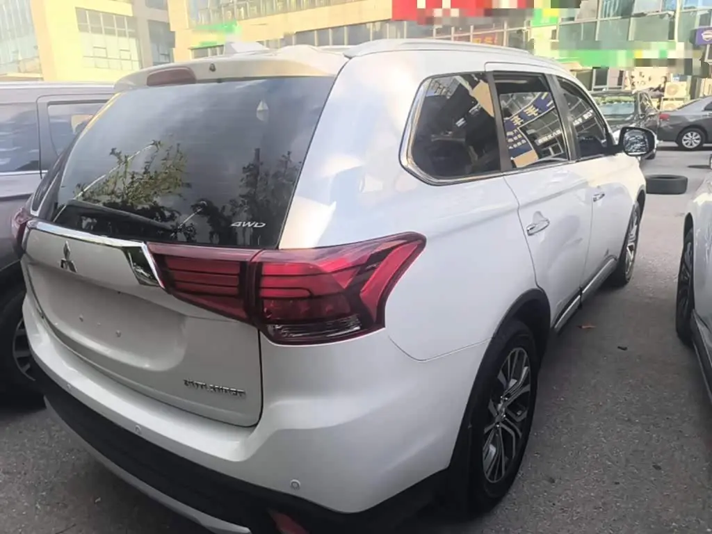 Mitsubishi Outlander 2019 — Photo 7/20