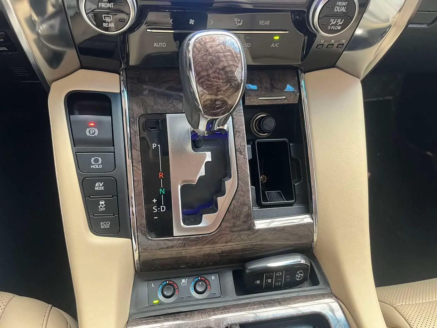 Toyota Alphard 2020 — Photo 9/16