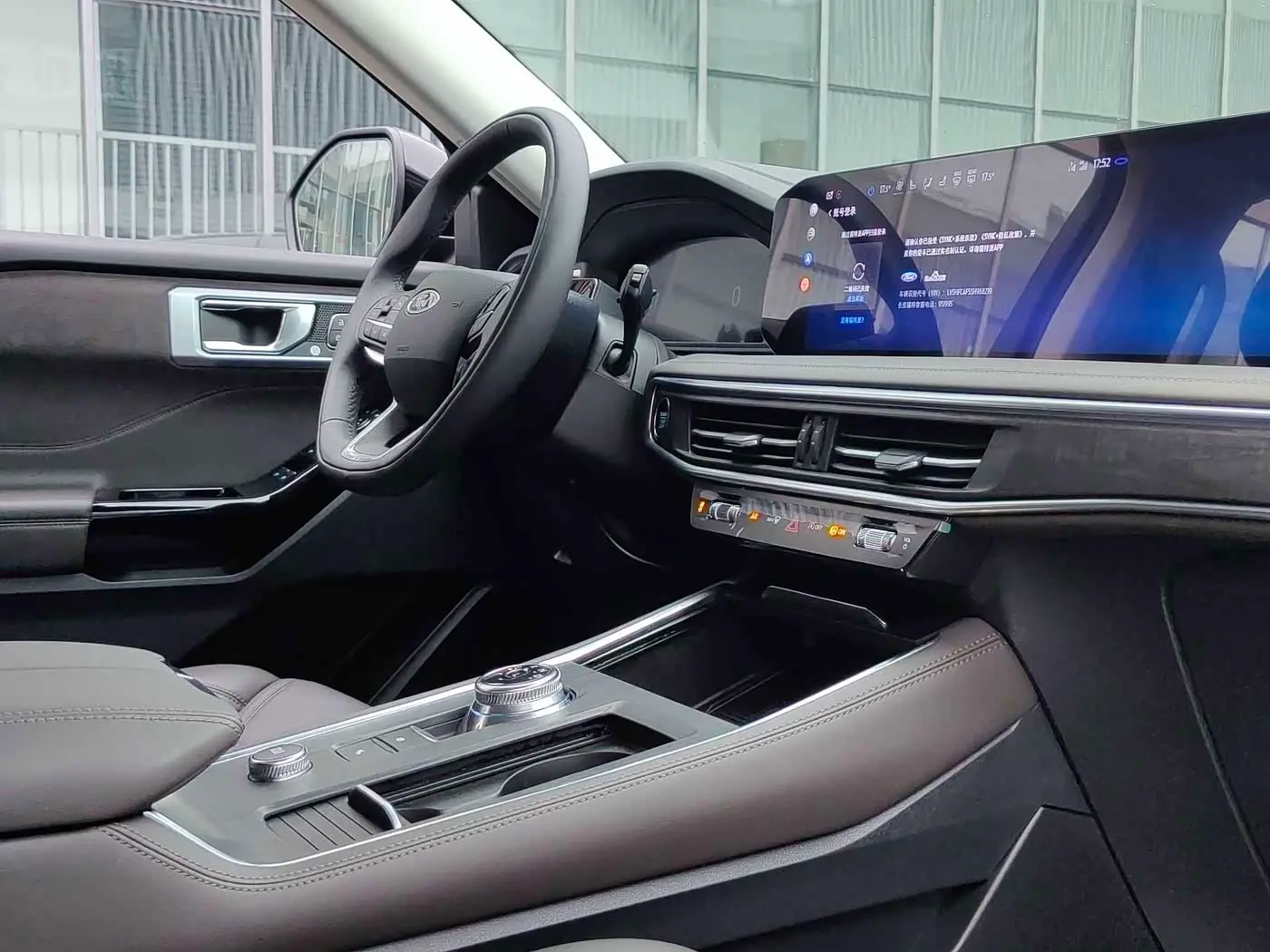 Ford Explorer 2025 — Photo 18/20