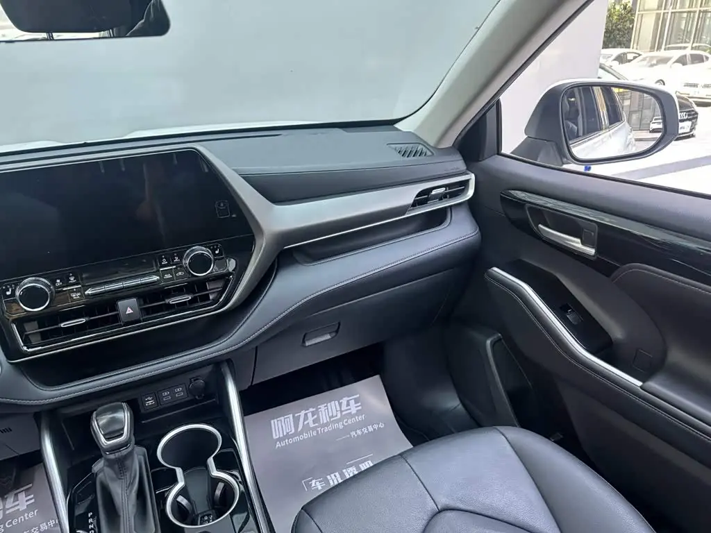 Toyota Highlander 2022 — Photo 7/14
