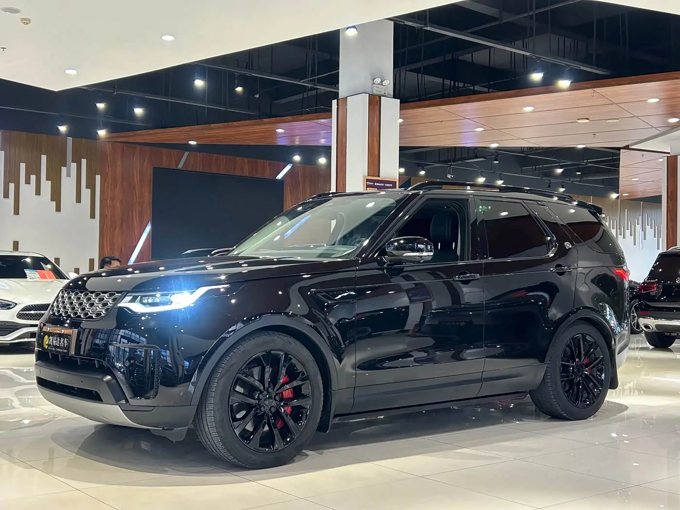 Land Rover Discovery 2024 — Фото 1/20