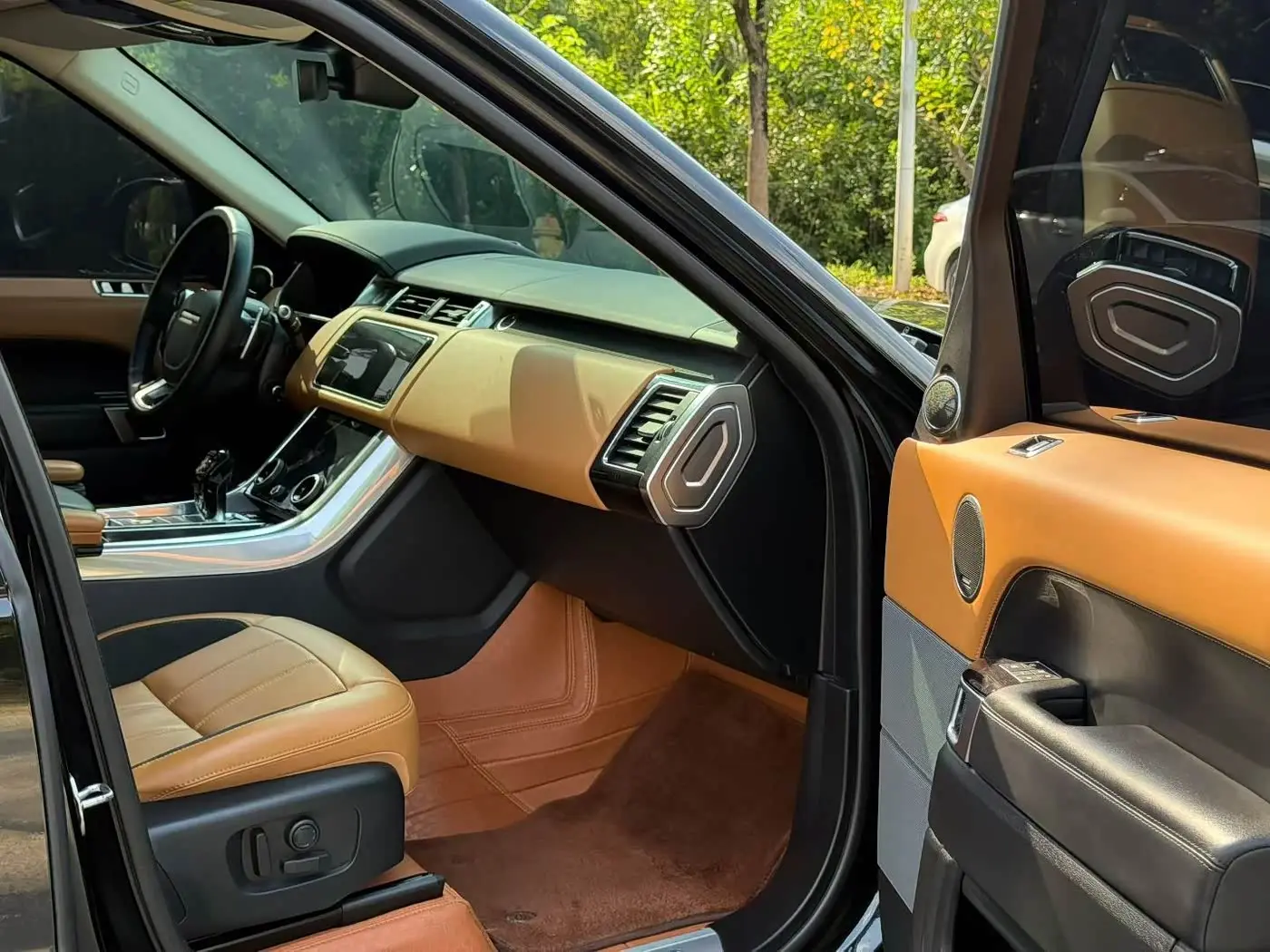 Land Rover Range Rover Sport 2023 — Photo 7/9
