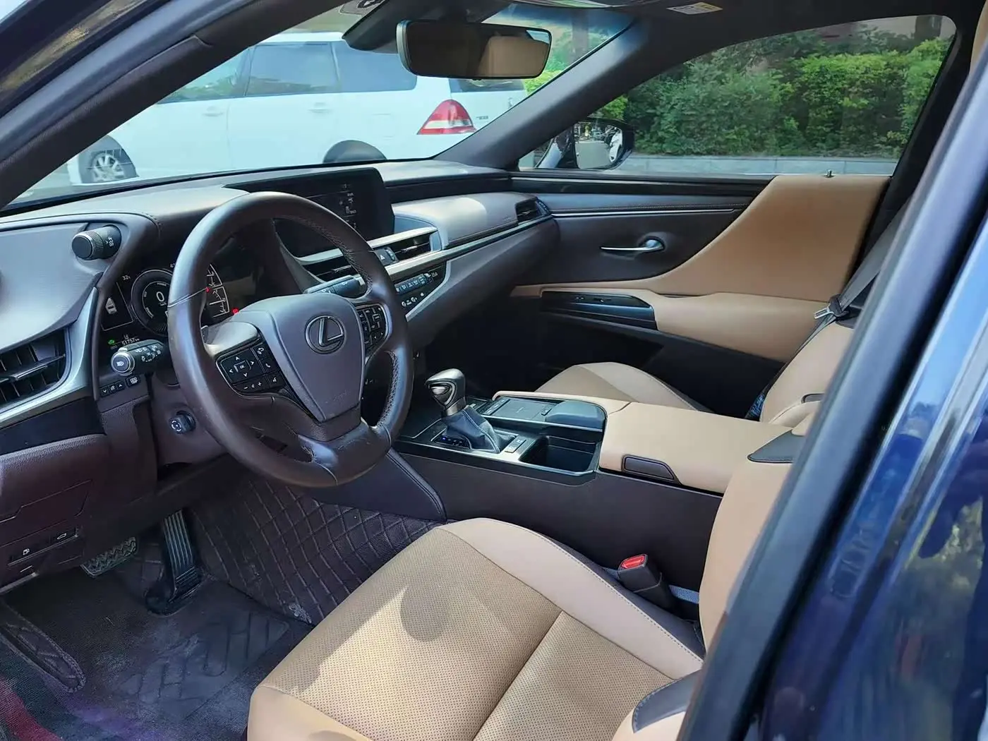 Lexus ES 2021 — Photo 7/16