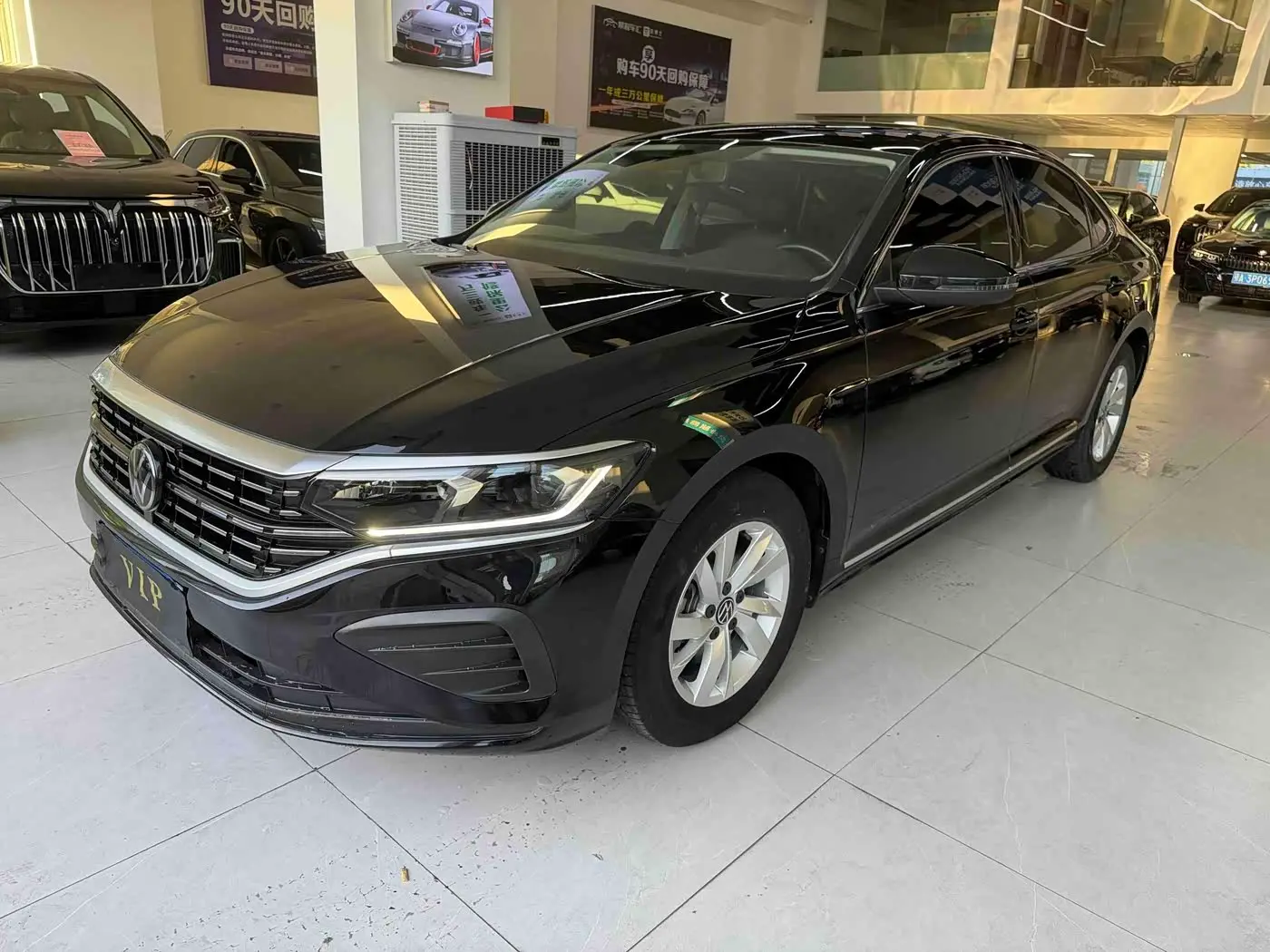Volkswagen Passat 2023 — Photo 1/13