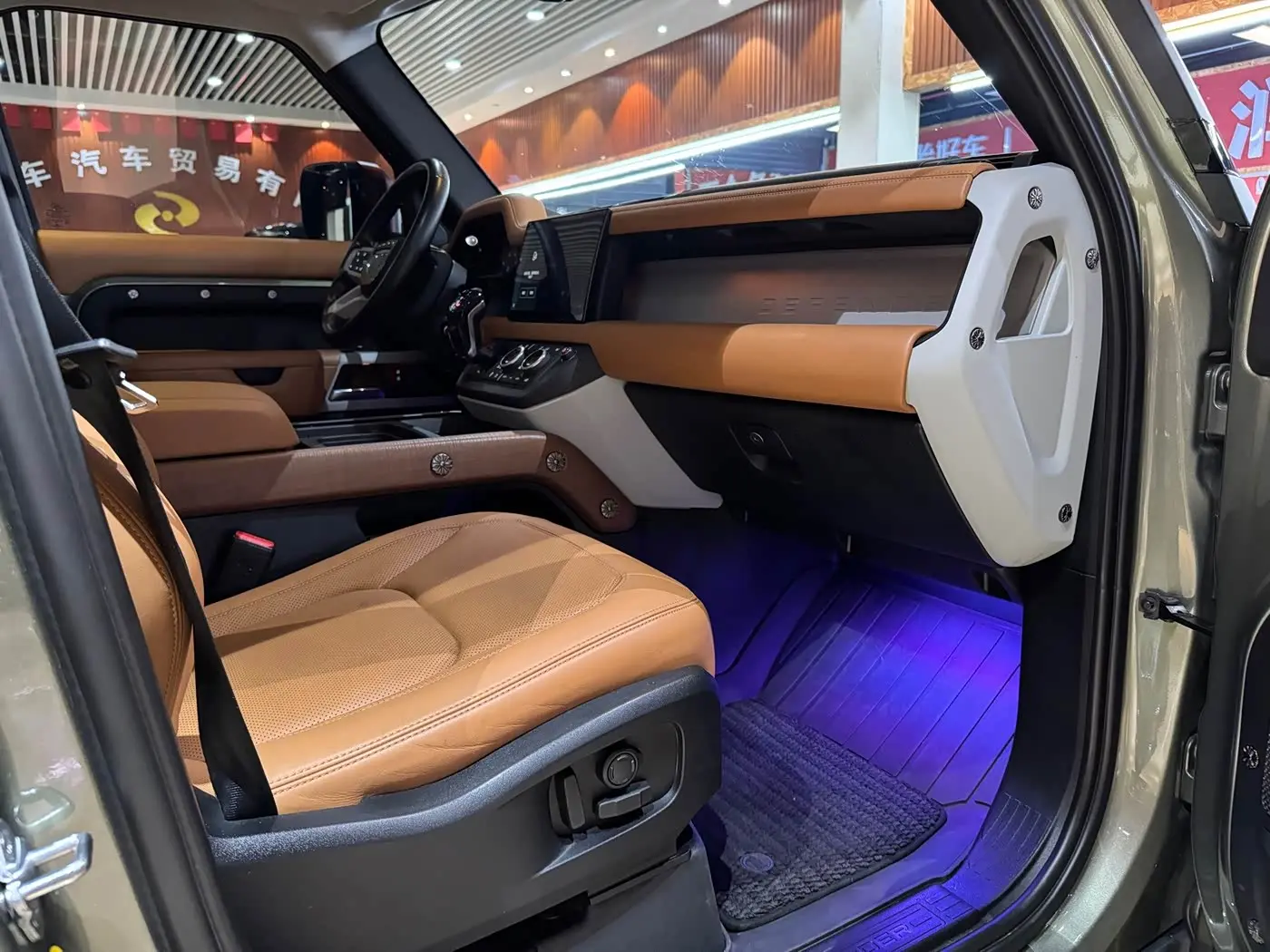 Land Rover Defender 2023 — Photo 6/12