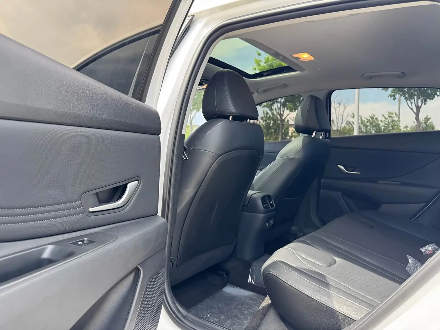 Hyundai Elantra 2023 — ფოტო 14/15