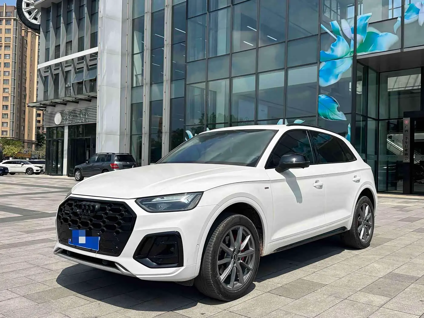 Audi Q5L 2023 — Photo 1/14
