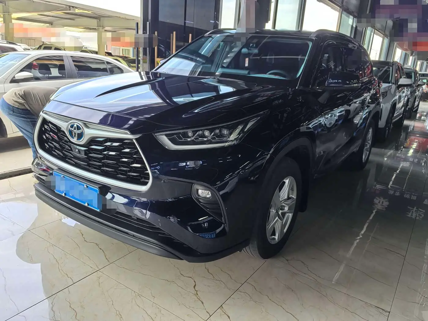 Toyota Highlander 2022 — Фото 1/10