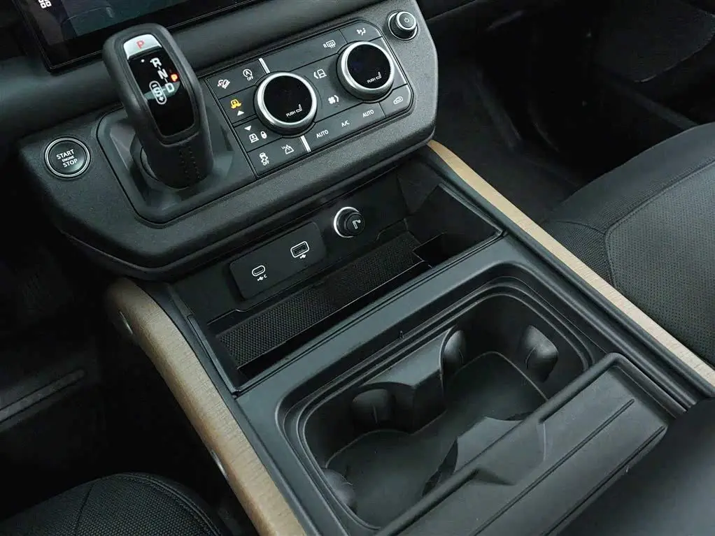 Land Rover Defender 2024 — Фото 10/20