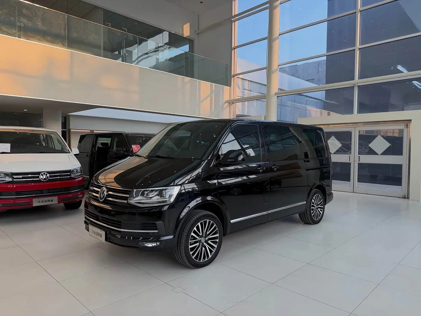 Volkswagen Multivan 2018 — ფოტო 1/20