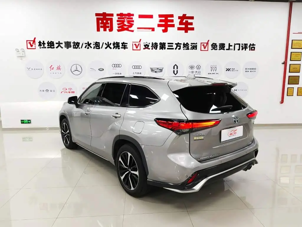 Toyota Crown Kluger 2022 — Photo 6/20