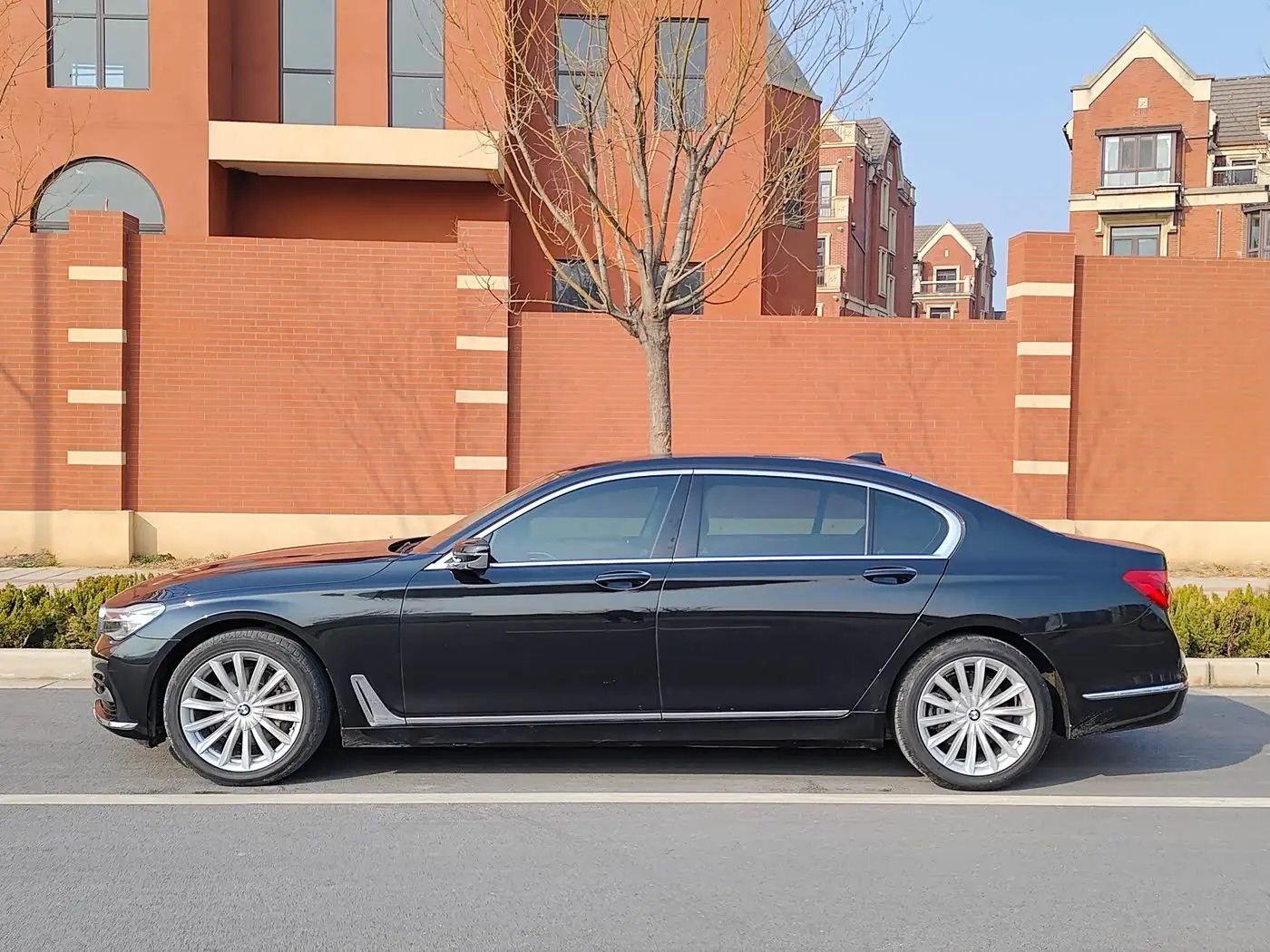 BMW 7 Series 2018 — Фото 19/20