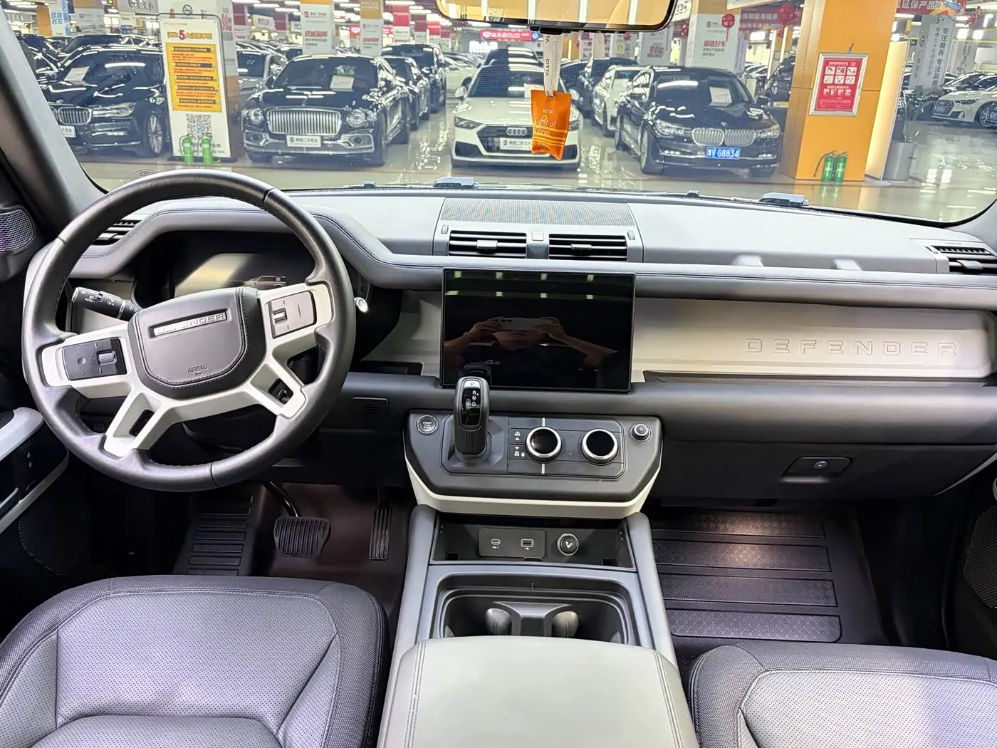 Land Rover Defender 2023 — Photo 6/20