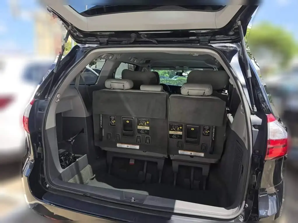 Toyota Sienna 2017 — Photo 5/12