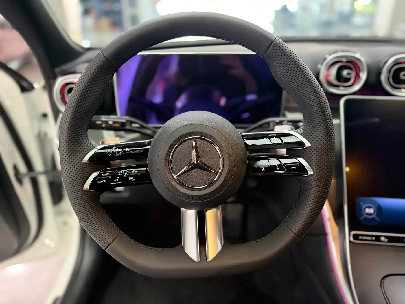 Mercedes-Benz C-Class 2024 — Photo 8/16