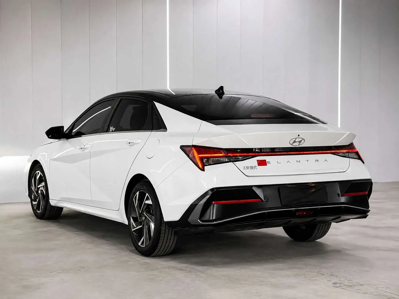 Hyundai Elantra 2023 — Photo 6/20