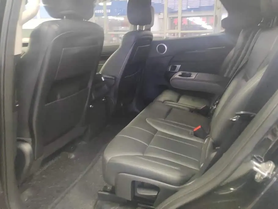 Land Rover Discovery 2018 — Photo 11/16