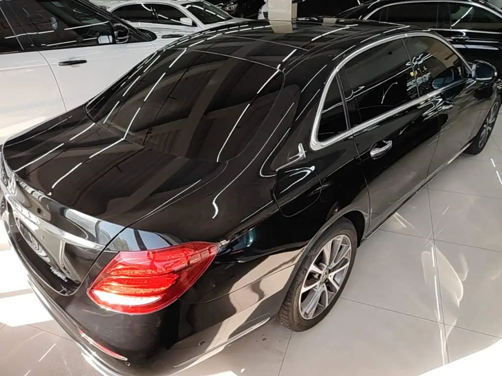 Mercedes-Benz E-Class 2019 — Photo 7/20