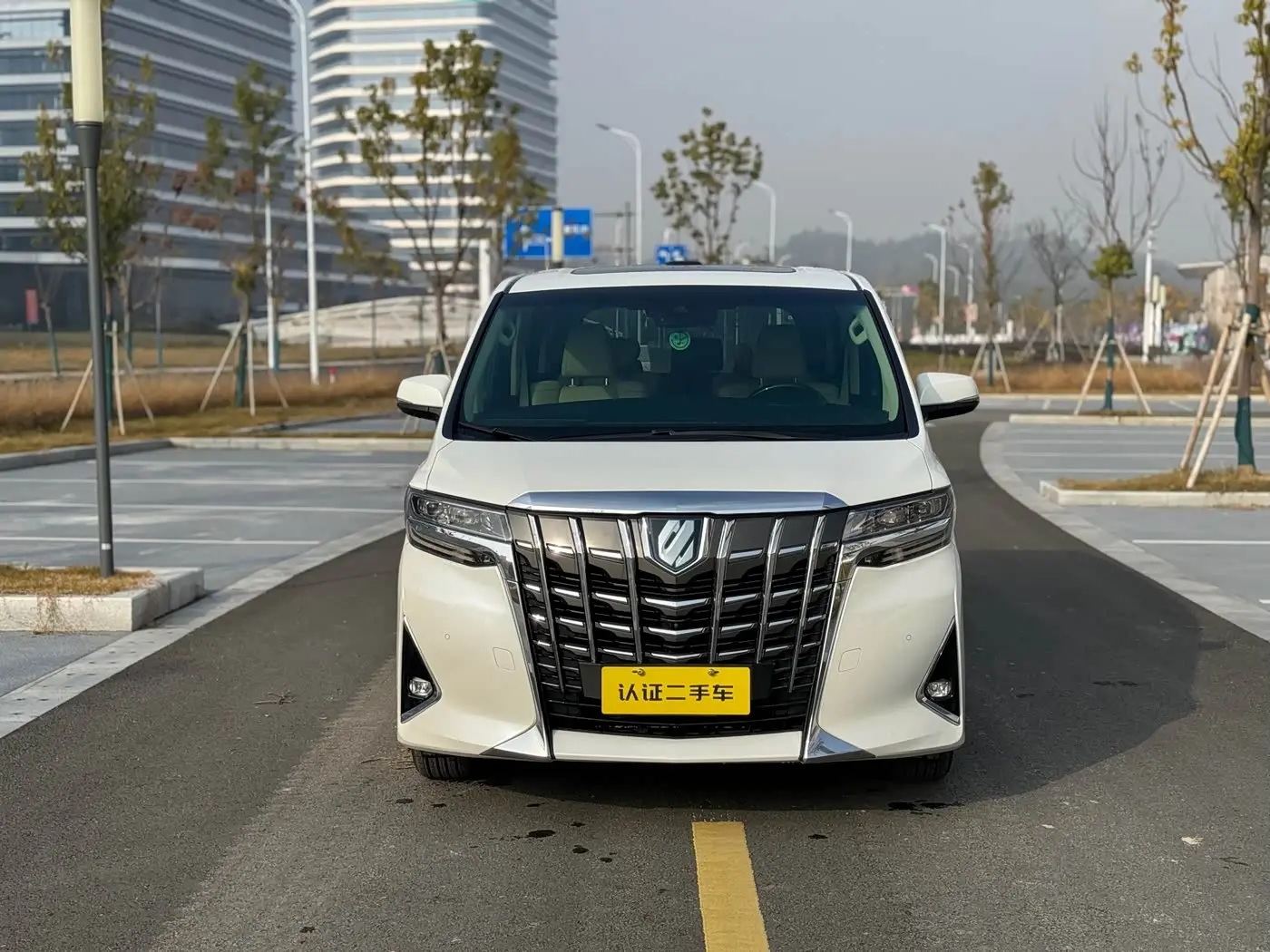Toyota Alphard 2019 — Photo 1/18