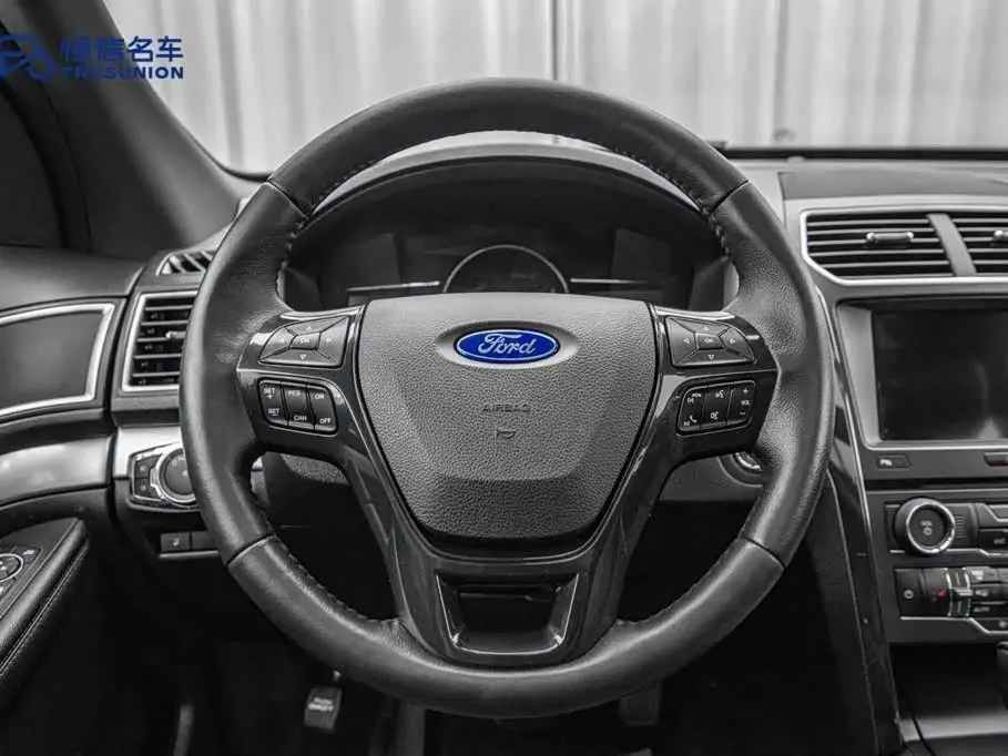 Ford Explorer 2018 — Photo 17/20